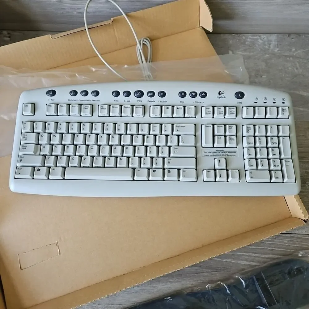 Logitech PS/2 Vtg WHITE Internet Pro Keyboard Model Y-SQ33(SK-2910) w/ Palm Rest